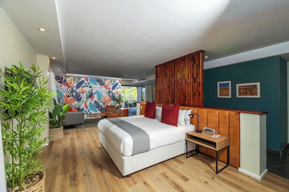 Deluxe Studio Suite, 1 King Bed, Accessible, Kitchenette