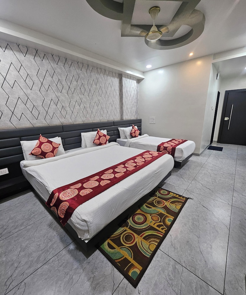 Luxury Three Bedroom - Photo 7