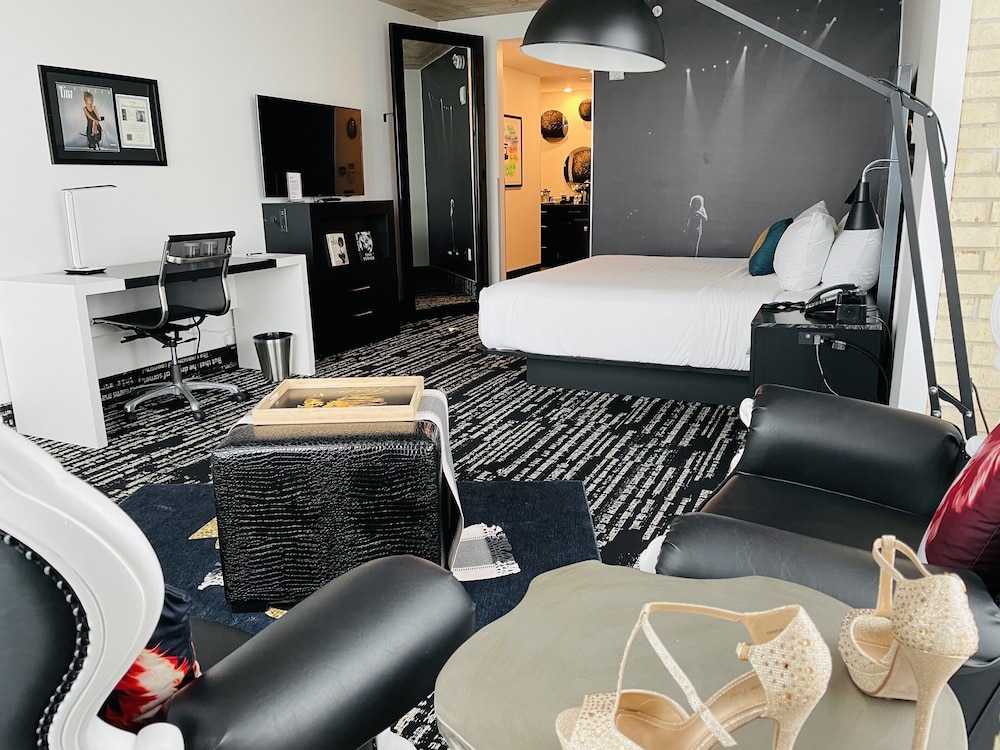 Room, 1 King Bed, Accessible (Escape, Mobility, Roll-In Shower) - Photo 1