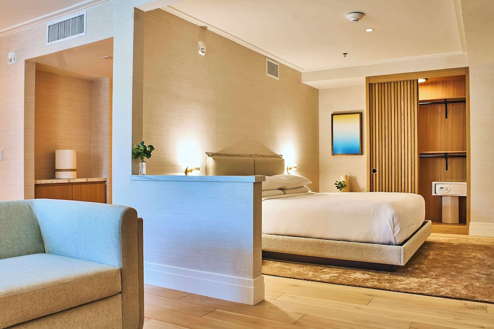 Suite, 1 King Bed, Bathtub (Mobility) - Photo 1