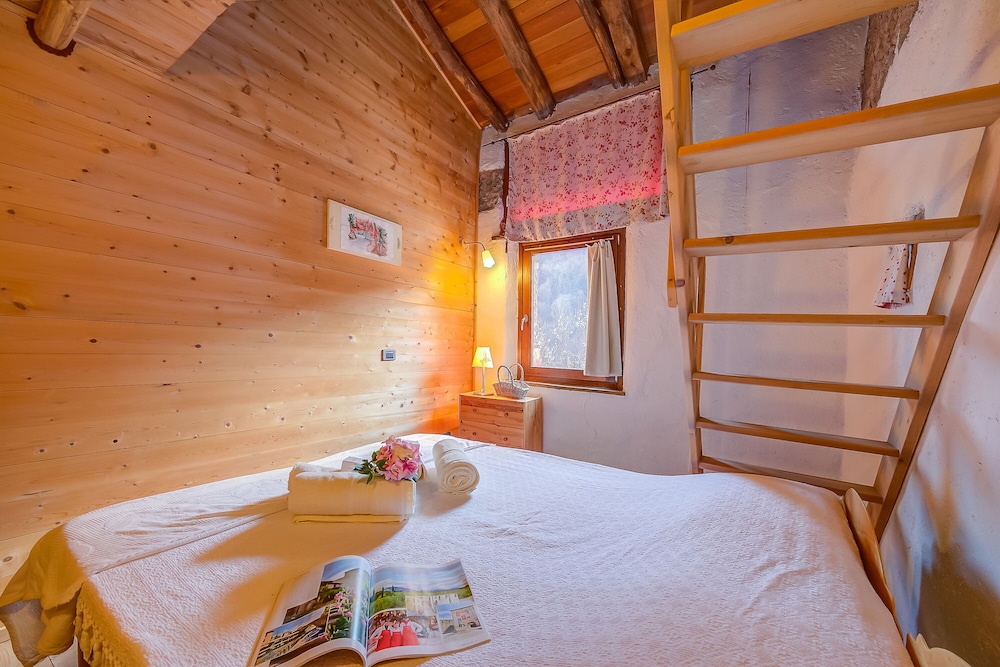 Family House, 4 Bedrooms, Mountainside (Le Fratte Sport And Relax In Hilly)