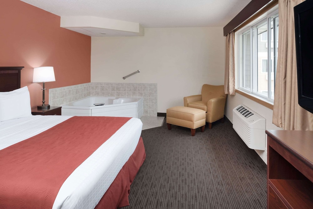 Deluxe Suite, 1 King Bed, Non Smoking photo 1