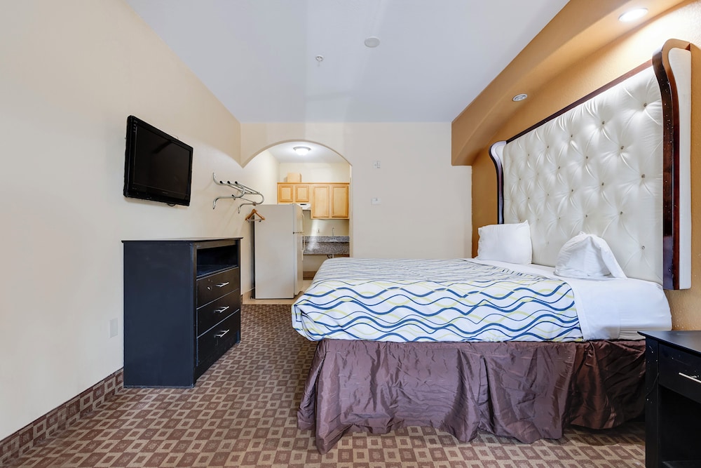 King Bed Accessible with Kitchenette - Photo 3