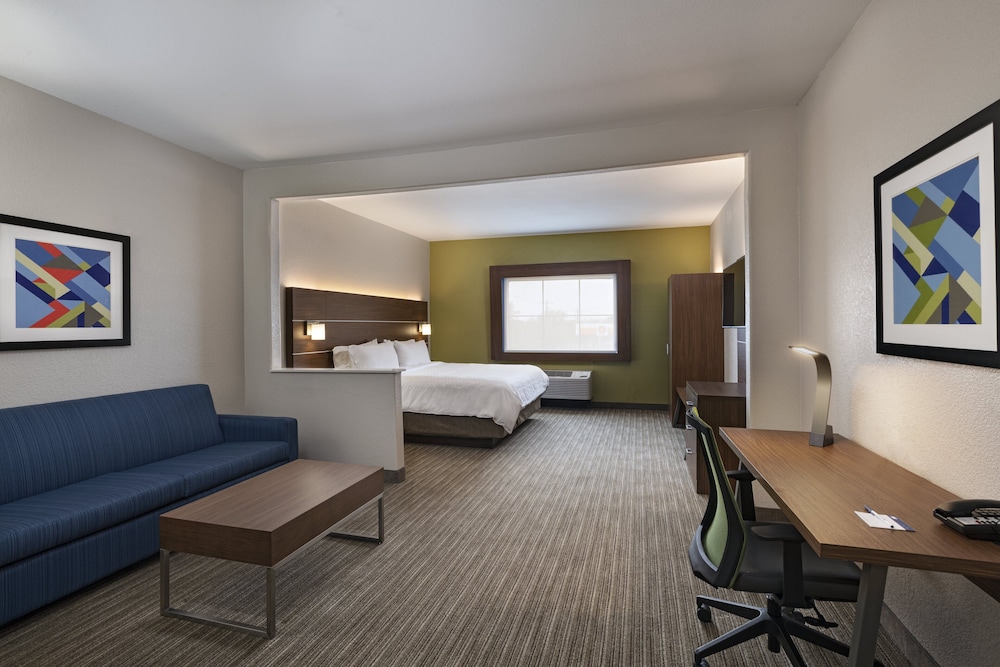 Suite, 1 King Bed, Accessible (Mobil Access Tub) - Photo 3