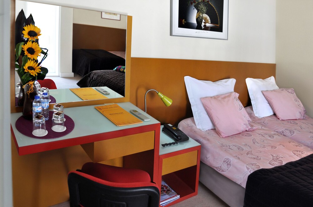 Design Triple Room (with Double Bed)
