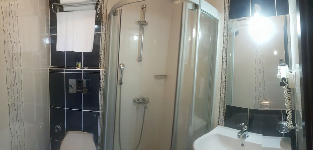 Economy Quadruple Room photo 2