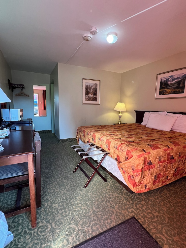 Standard Room, 1 King Bed photo 3