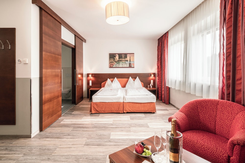 Junior Suite, 2 Twin Beds, Bathtub (Cozy Sitting Corner;Quiet Location) - Photo 3