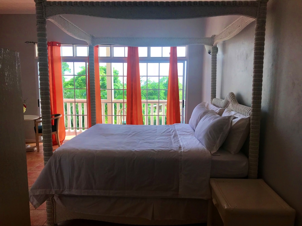 Honeymoon Double Room, 1 King Bed, Partial Ocean View photo 2