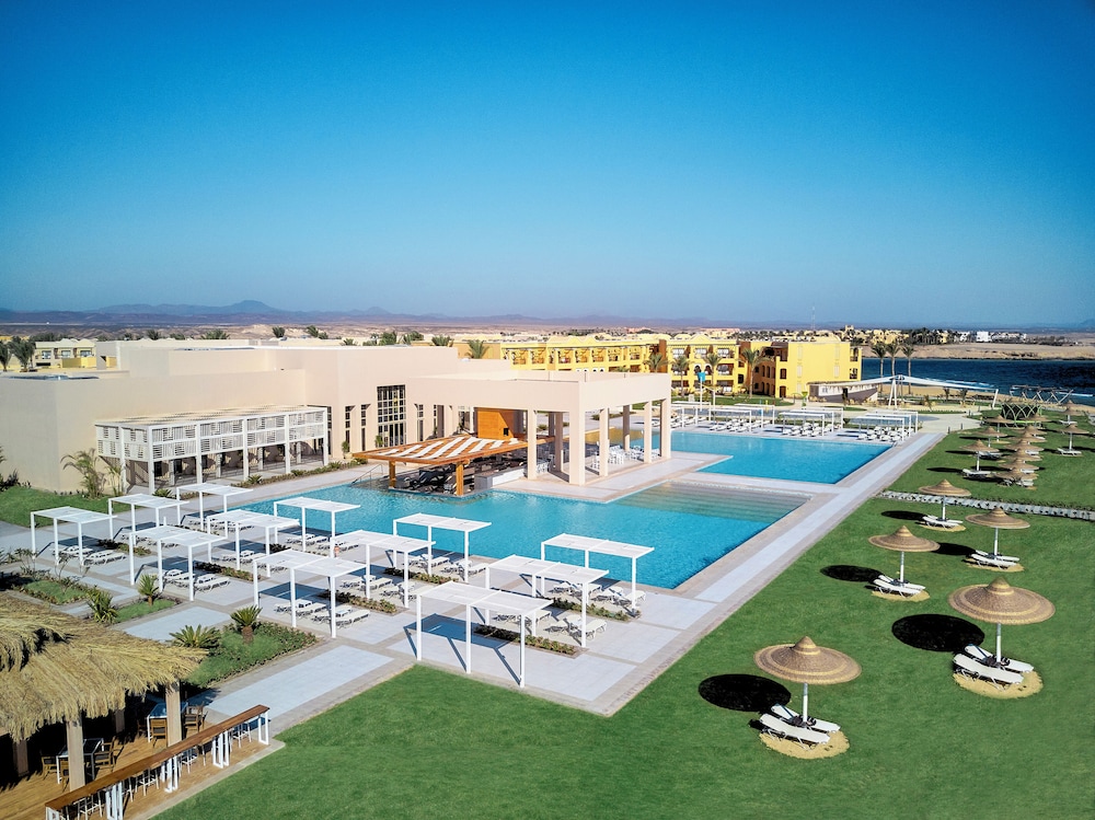 Deluxe Room, Pool View (Family, Queen Bed) thumbnail 5