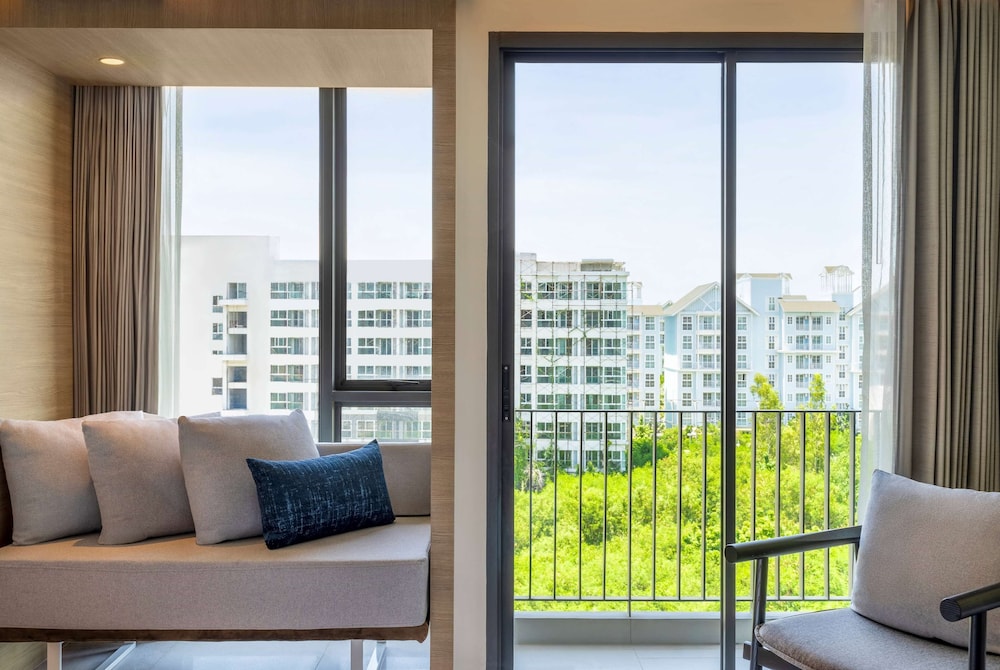 Superior Room, 1 King Bed, Non Smoking, Balcony - Photo 6