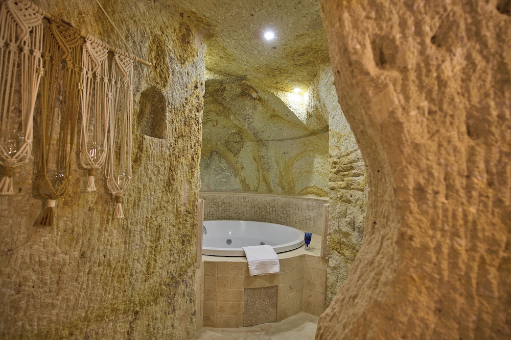 Honeymoon Suite, Jetted Tub photo 1