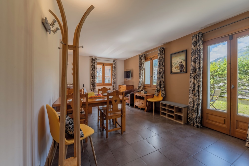 Family Apartment, Multiple Bedrooms (Vallorcine Balme 06 Ski In / Ski Out) Family Apartment, Multiple Bedrooms (Vallorcine Balme 06 Ski In / Ski Out)
