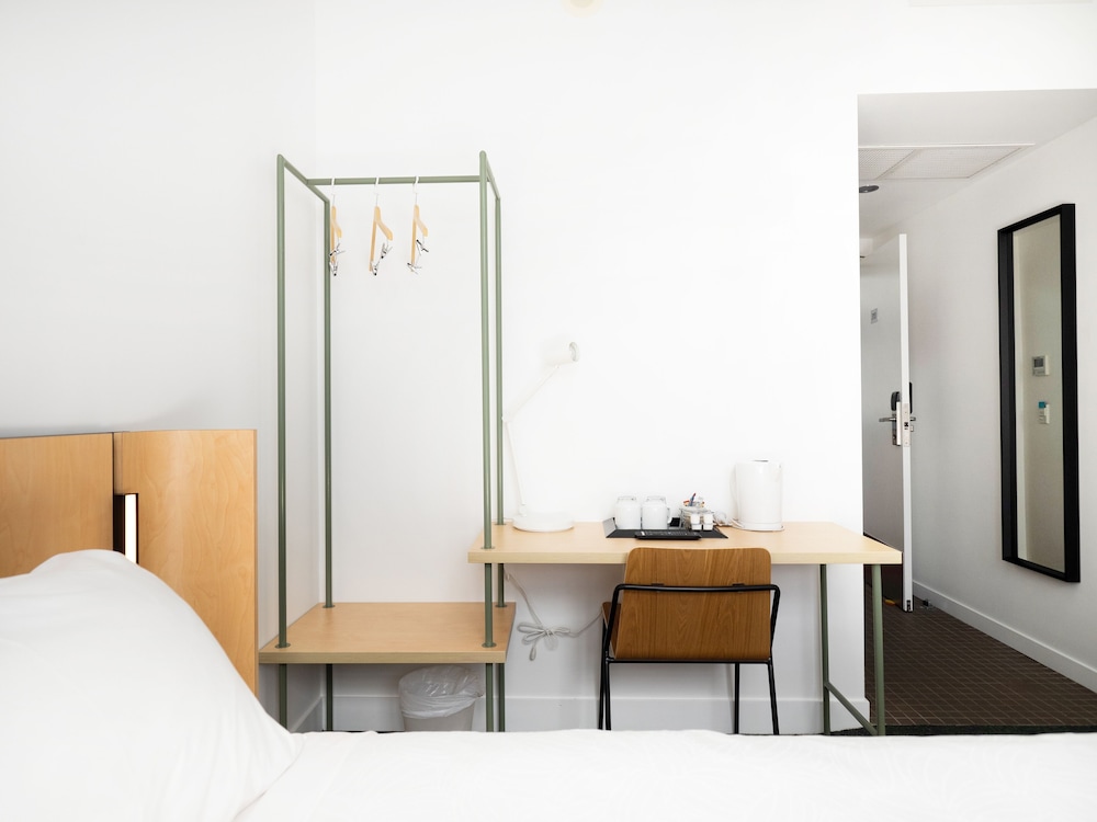 Queen Opera Harbour View Ensuite thumbnail 5