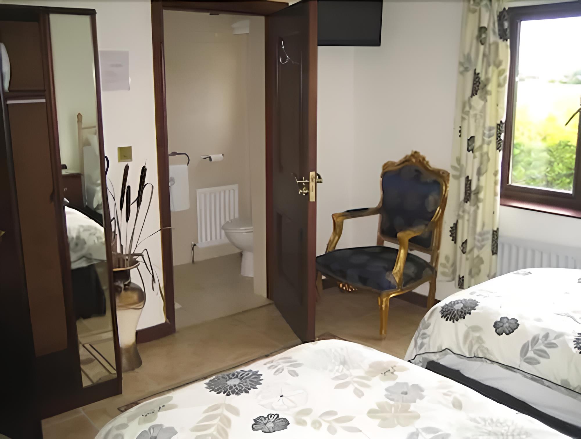 Economy Twin Room photo 2