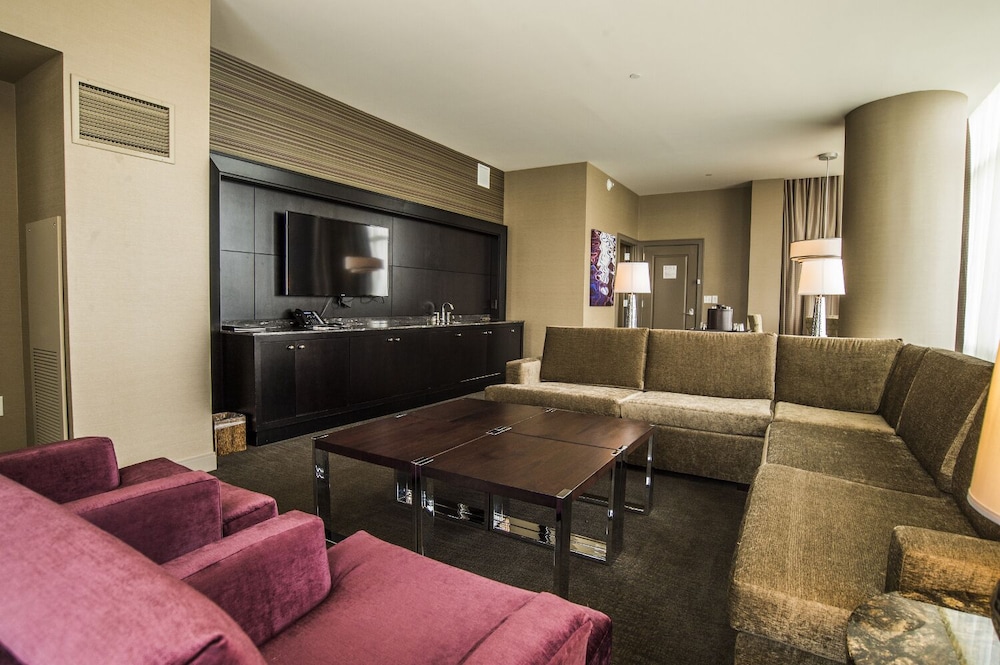 Accessible Platinum King Suite Non-Smoking photo 1