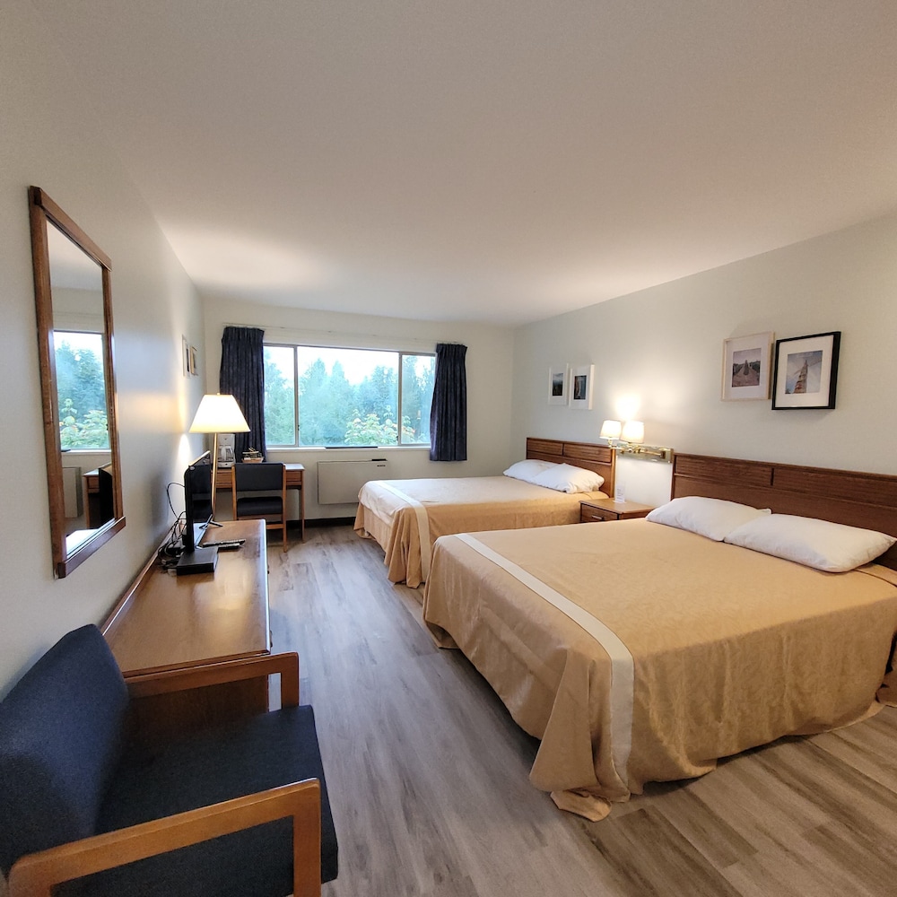 Standard Room, 2 Queen Beds, Refrigerator & Microwave, Mountain View