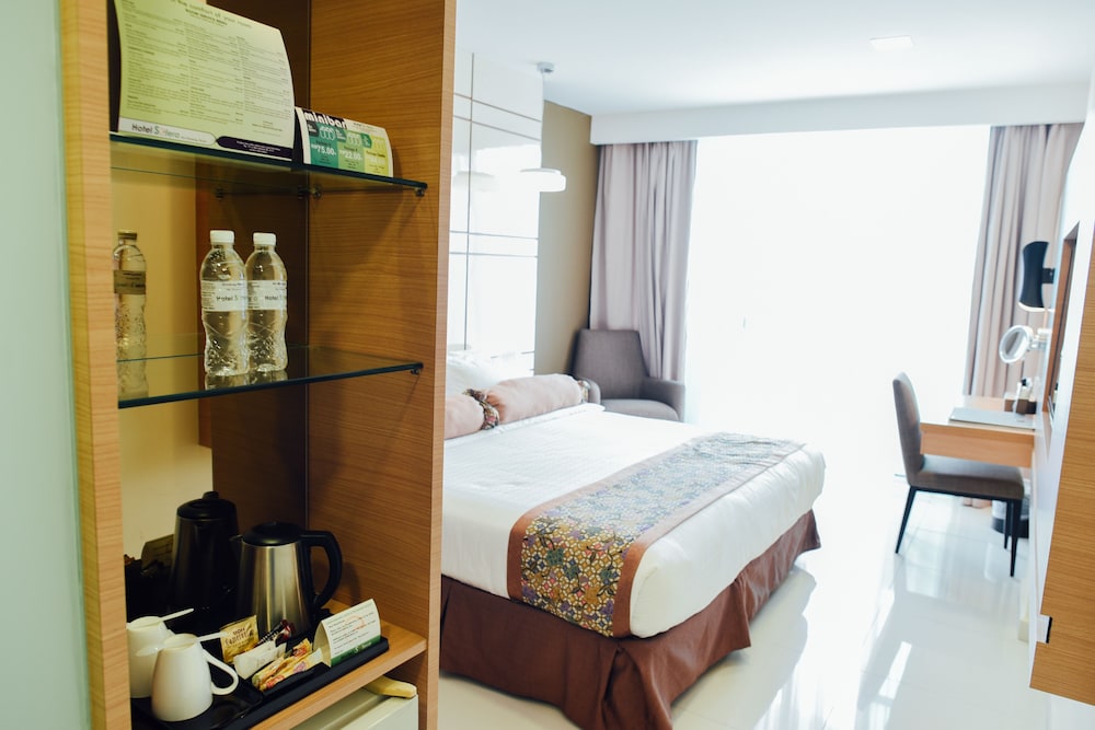 Superior Room, 1 King Bed photo 2