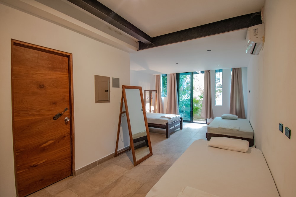 Basic Quadruple Room photo 2