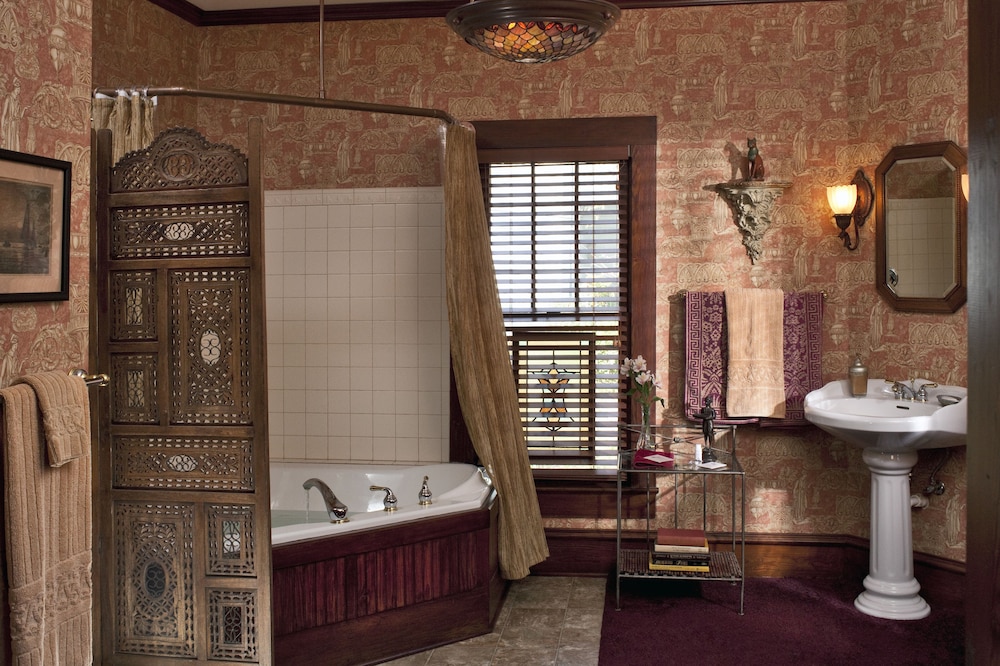 Room, Private Bathroom (Robert Louis Stevenson) photo 3