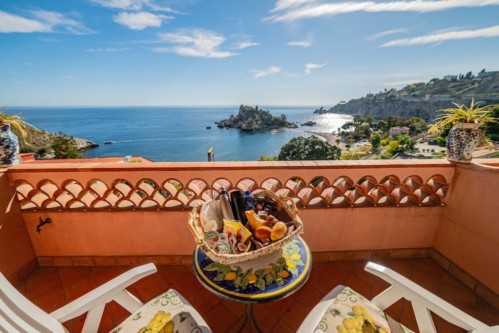 Deluxe Double or Twin Room, Sea View photo 2