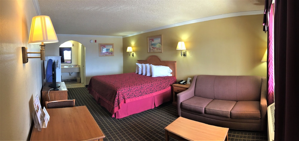 Studio Suite, 1 King Bed, Non Smoking - Photo 4