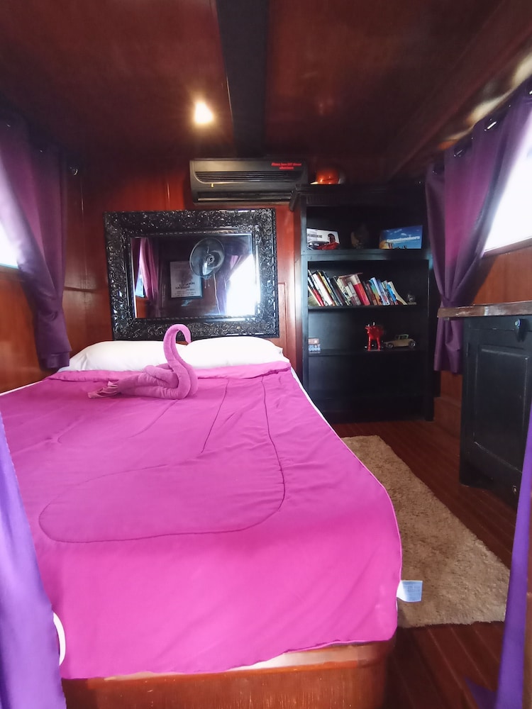 Basic Cabin, 1 Queen Bed, Air conditioning, River View photo 1