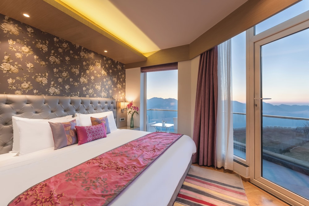 Deluxe Room, 1 King Bed (Superior Room) - Photo 1