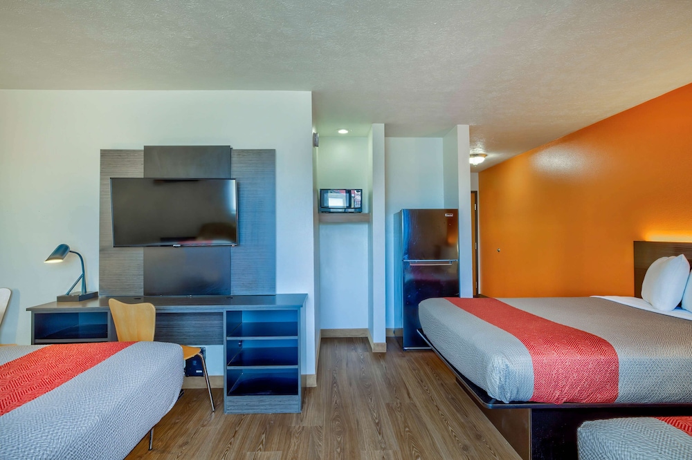 Deluxe Room, Multiple Beds, Non Smoking, Refrigerator photo 1