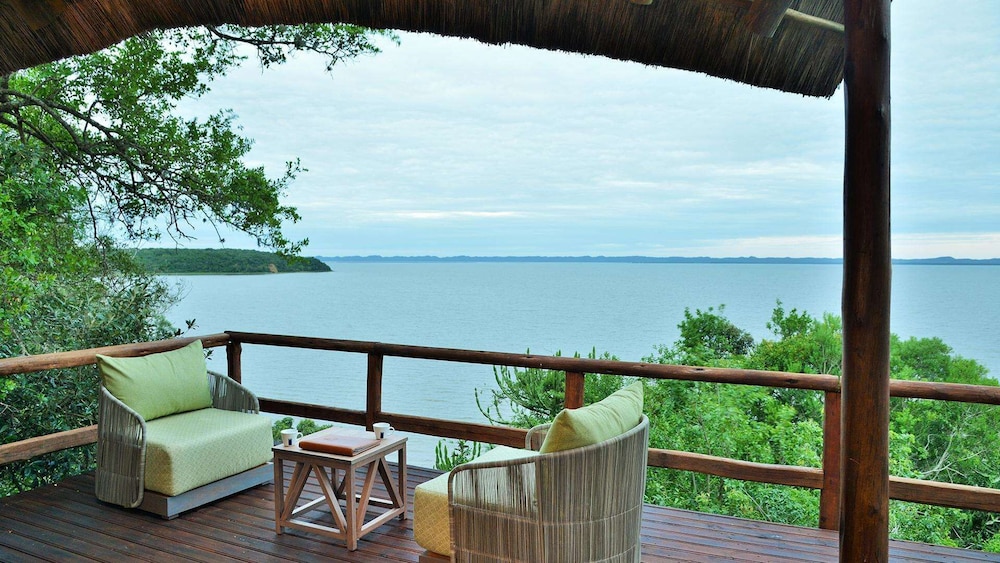 Deluxe Double Room, 1 King Bed, Bathtub, Lake View photo 1