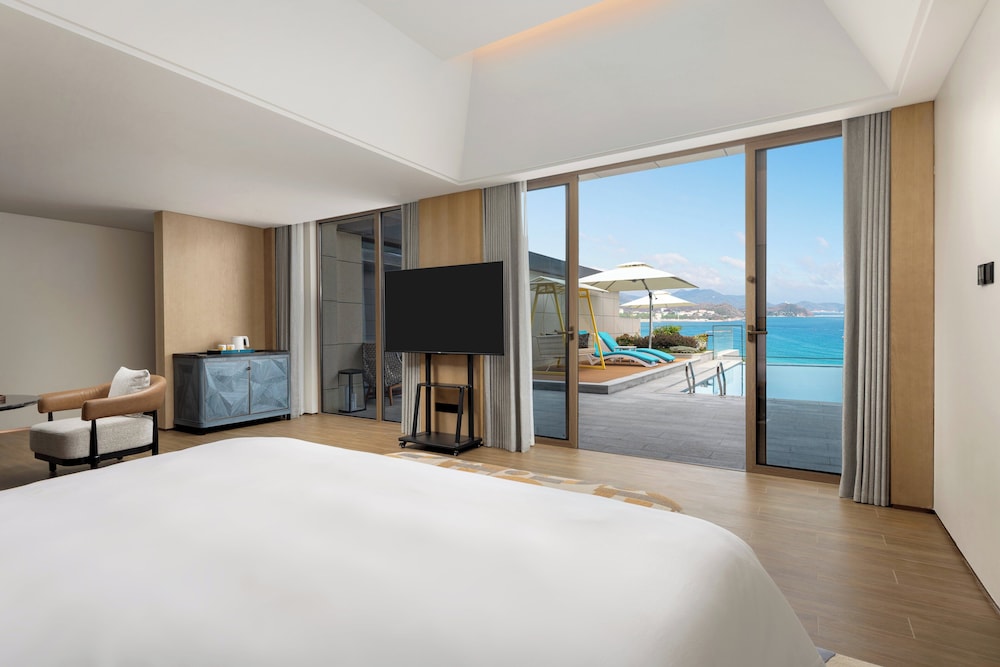 Suite, 1 King Bed, Pool Access, Ocean View