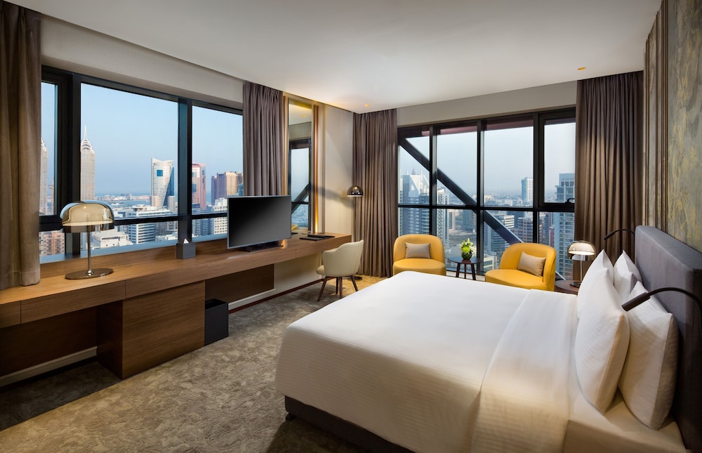 Deluxe Suite, 1 King Bed (Sky - King Bed) photo 1