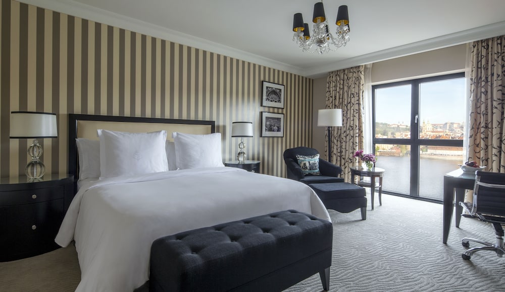 Premier Room, 1 King Bed, Non Smoking thumbnail 5