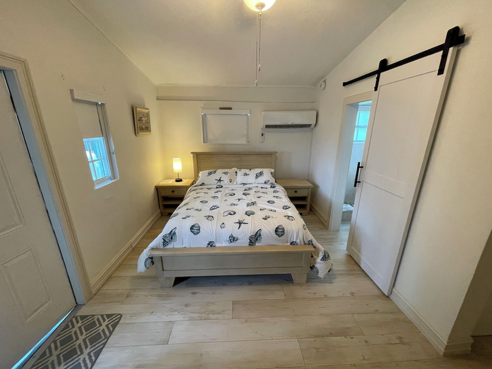 Basic Room, 1 Queen Bed photo 1
