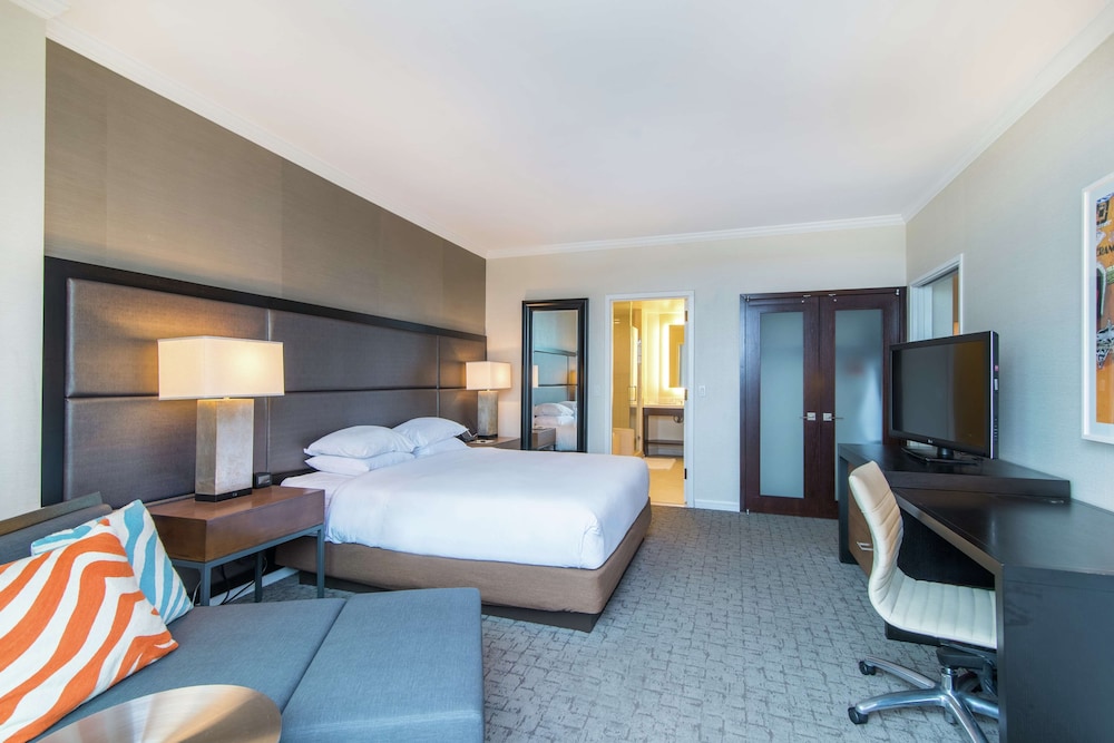 Premier Suite, Balcony, Pool View (High Floor) photo 3