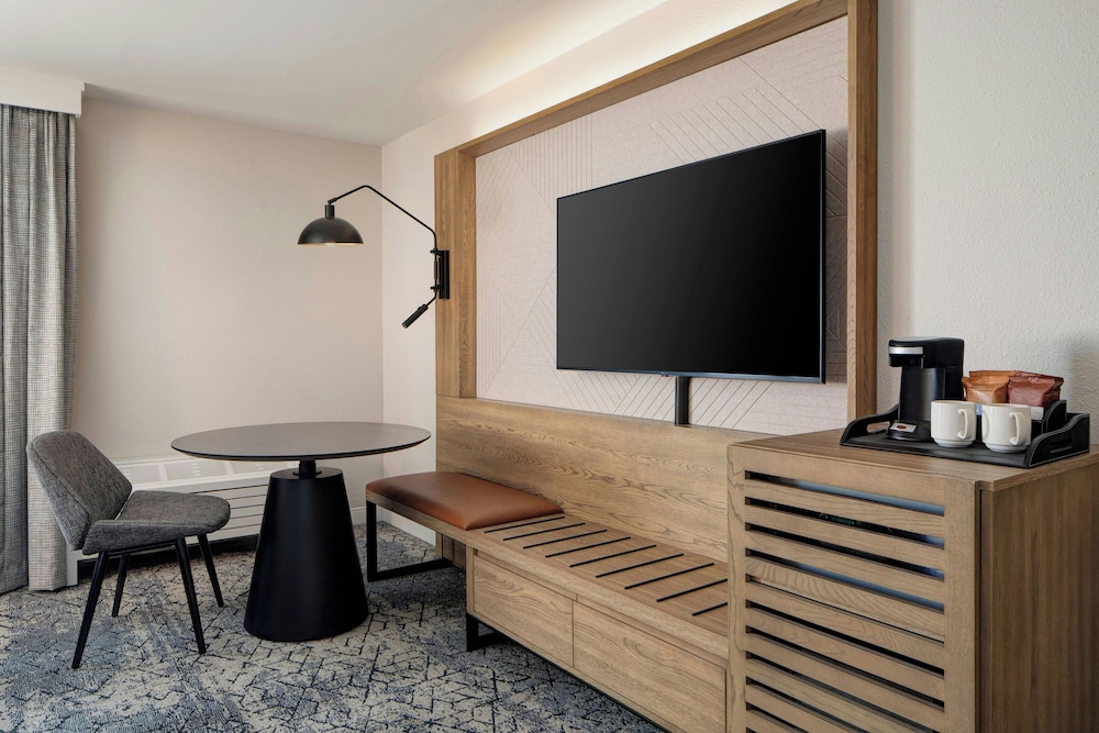 Chalet, 1 King Bed (Mobility/Hearing Accessible, Tub) - Photo 3