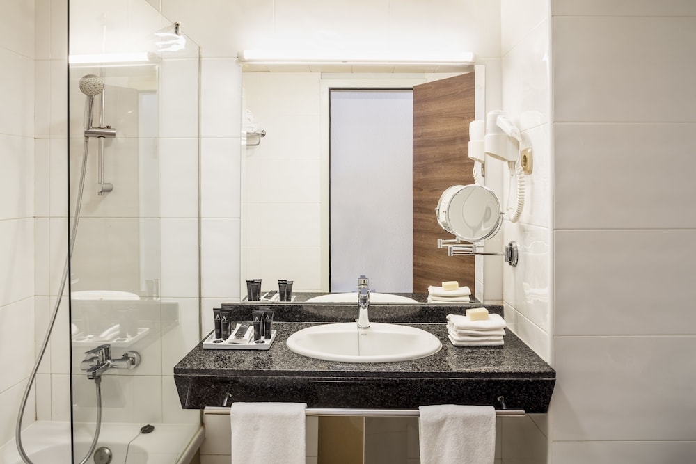 Standard Quadruple Room (2+2) - Photo 5