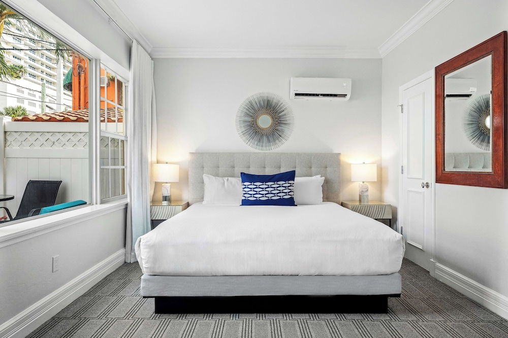 Deluxe Room, 1 King Bed, Courtyard View