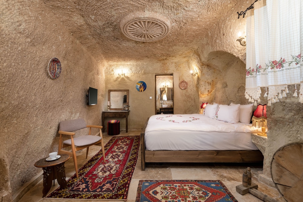 Deluxe Suite - Photo 13