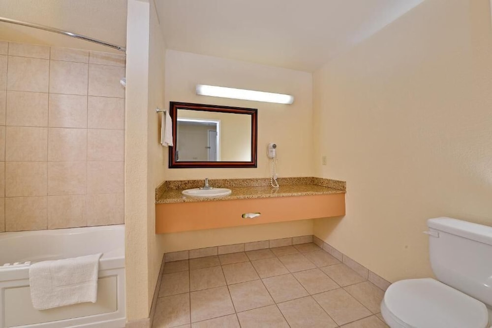 Room, 2 Queen Beds, Smoking - Photo 6