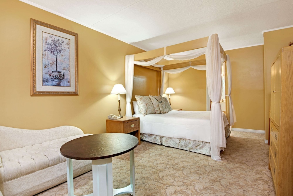 Honeymoon Suite photo 2