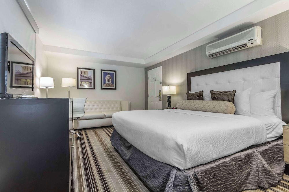Room, 1 King Bed with Sofa bed, Non Smoking (Larger Room) photo 1