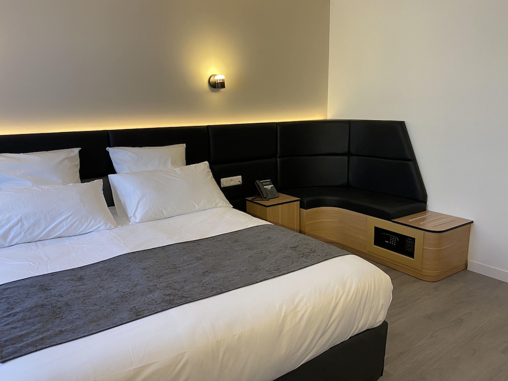 Classic Double or Twin Room - Photo 12