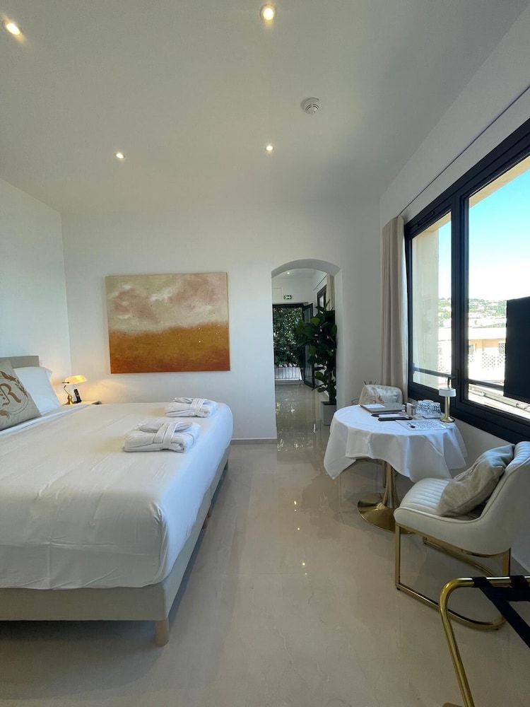 Deluxe Triple Room (La Rocabruna) photo 3