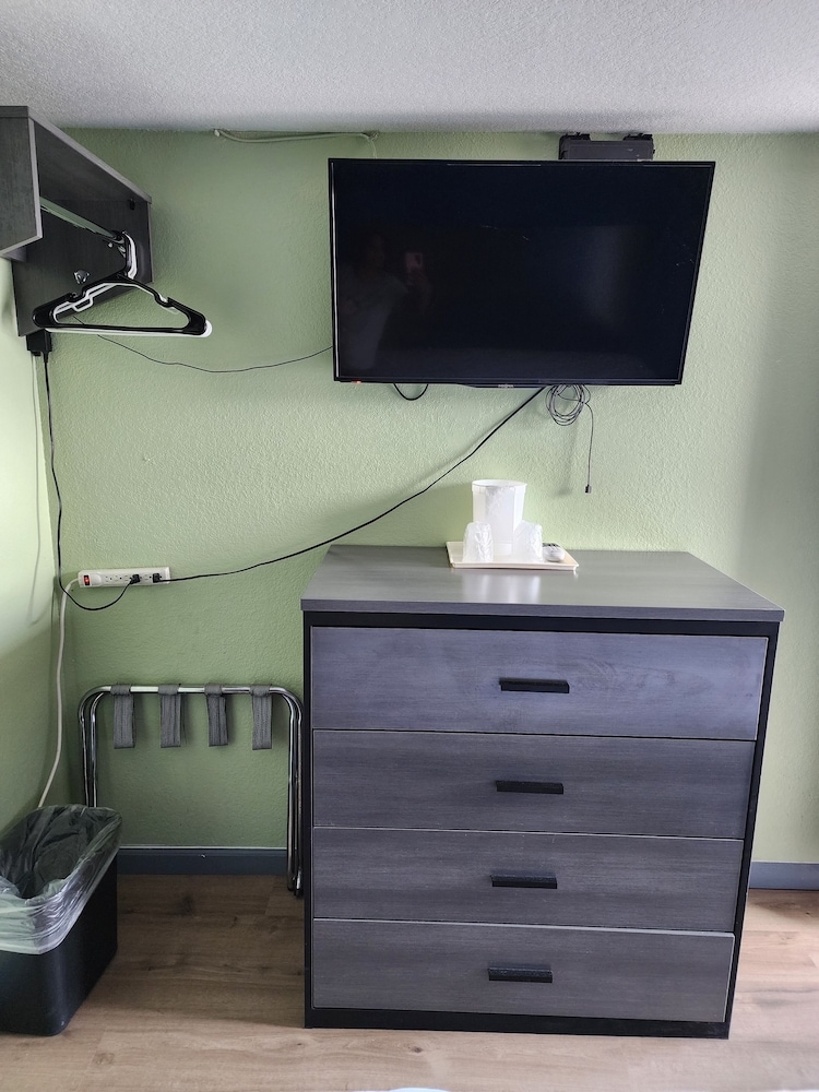 Single Room, 1 King Bed, Non Smoking photo 3