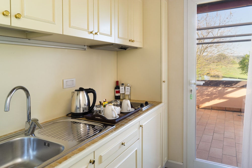 Deluxe Suite, Kitchenette - Photo 3