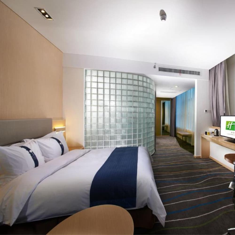 Standard Room, 1 Queen Bed, Lake View (Extra Floor Space) photo 3