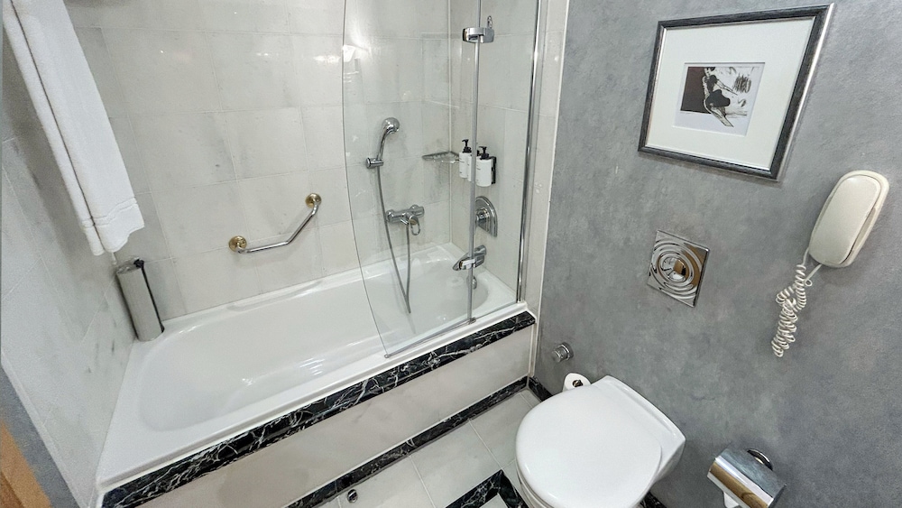 Classic Room, 2 Twin Beds, City View