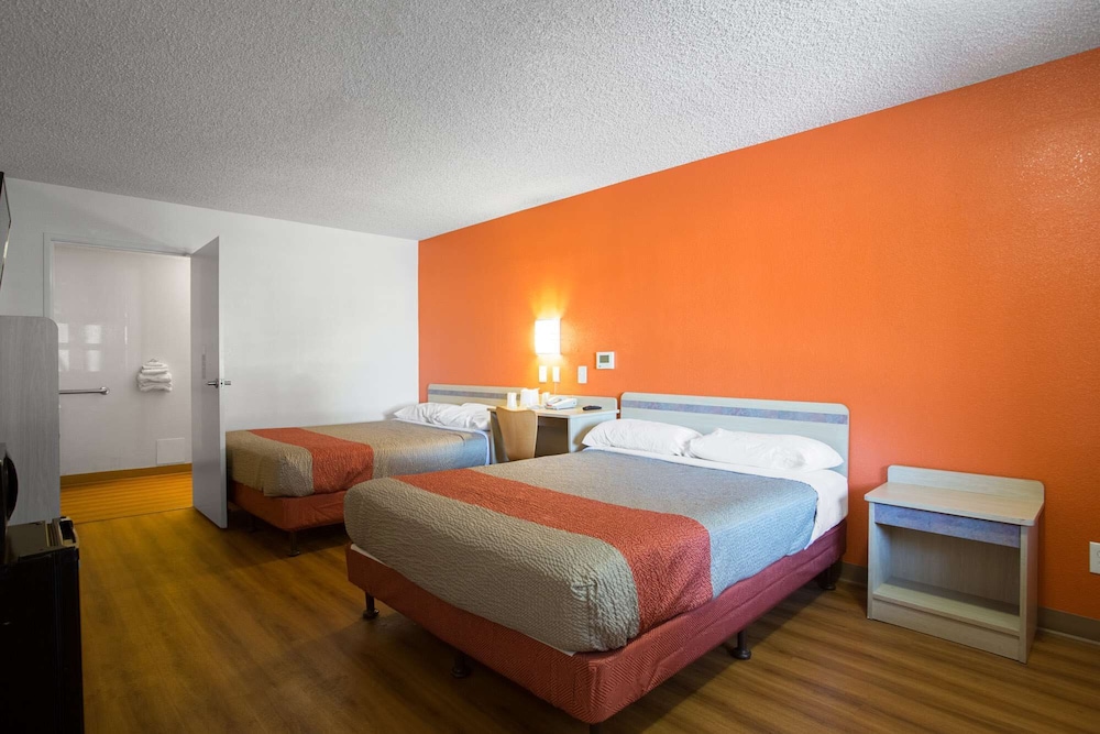 Standard Room, 2 Double Beds, Non Smoking photo 2