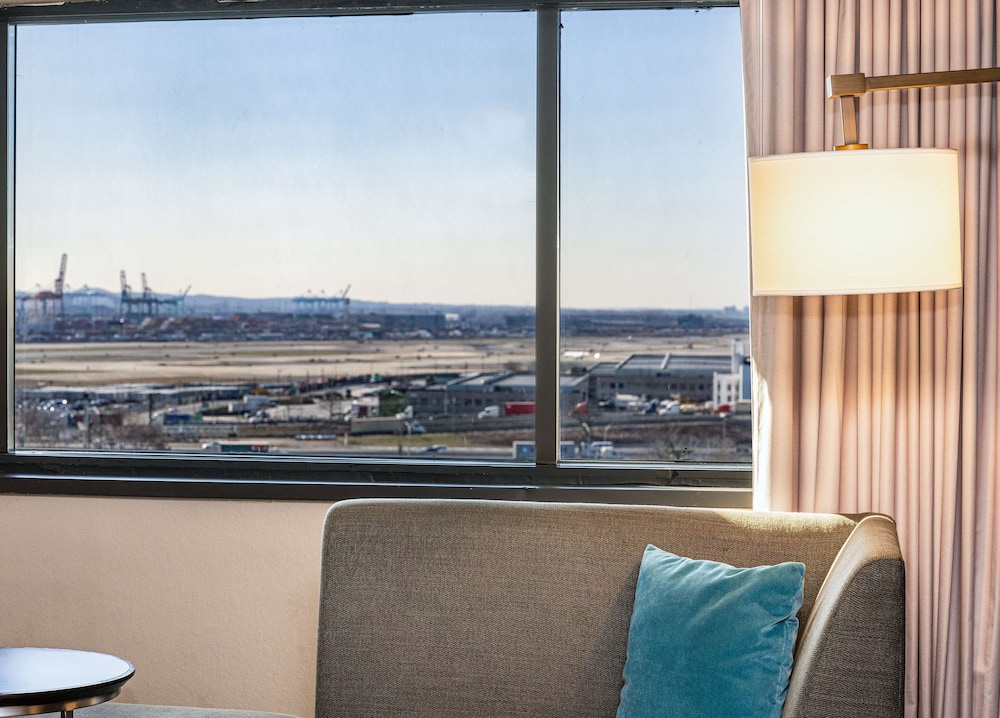Room, 1 King Bed (Views of EWR Runway and Port) photo 1